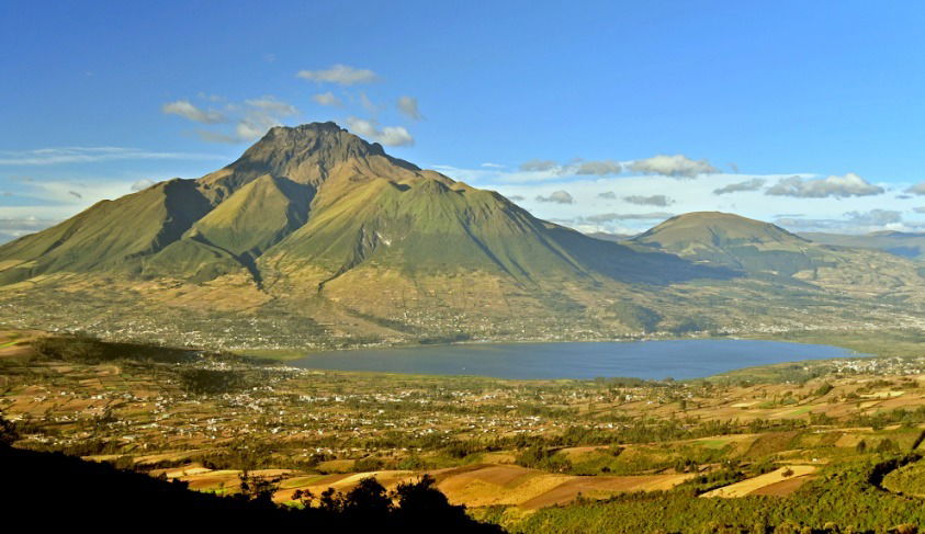 Avanza el proyecto del anillo vial del lago San Pablo para el impulso del turismo y la economía en Otavalo.