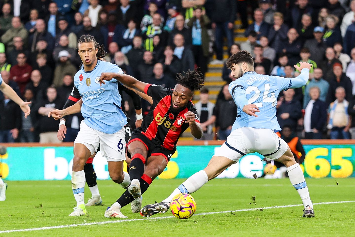 Bournemouth FC and Manchester City FC football players on the field. 