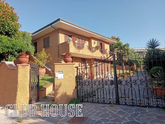 ► RIF. 112 - MASSAROSA - VILLA BIFAMILIARE - Euro 480.000