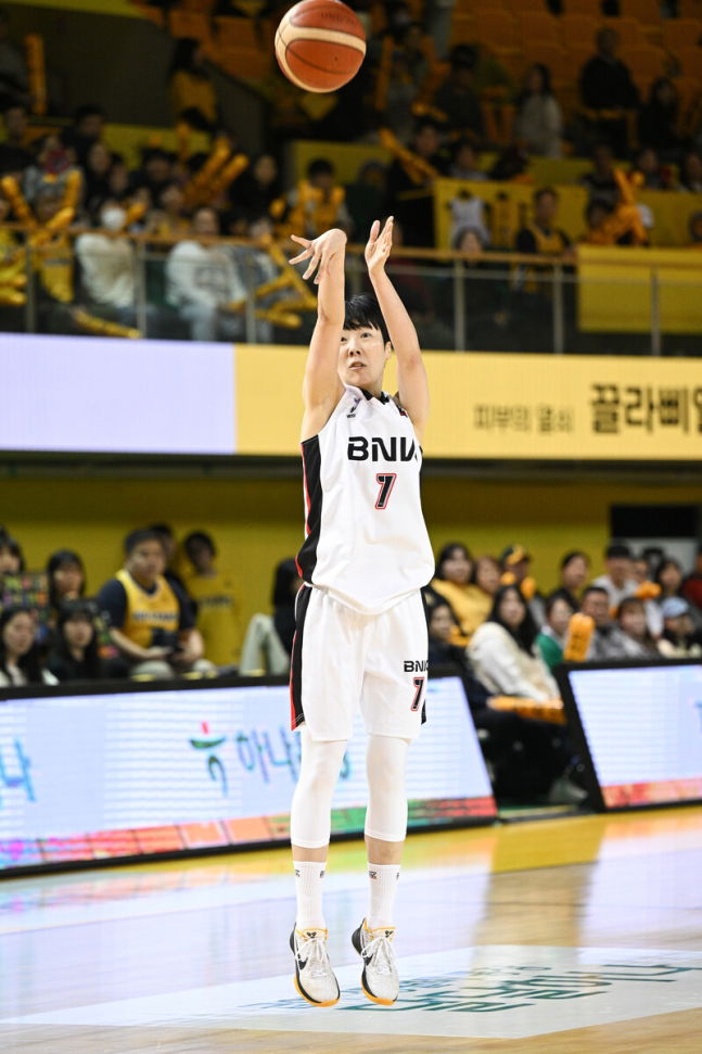 [BK 리뷰] '김소니아, 박혜진 더블더블' BNK, KB스타즈에 접전 끝 승리... 1위 사수 - 메이저저장소