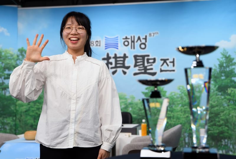 '바둑 여제' 최정, 일본 천재소녀 스미레 꺾고 5번째 여자기성 메이저저장소와함께...