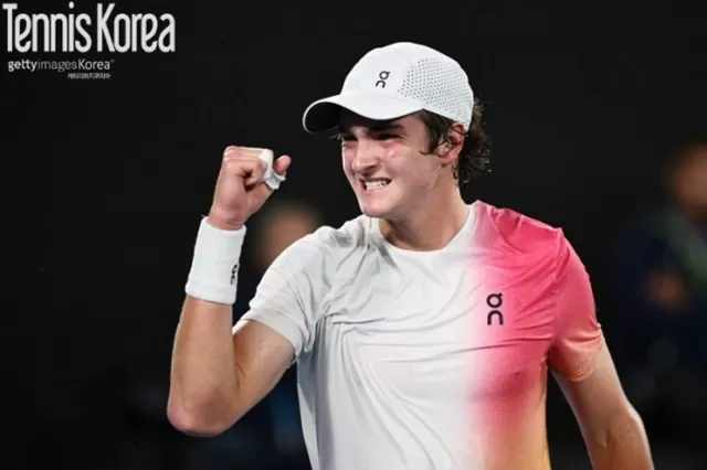 18세 브라질 신예 폰세카, 세계 9위 루블레프 꺾고 호주오픈 2회전 진출 - 메이저저장소와함께 뉴스분석하기