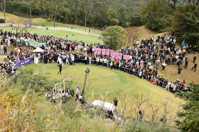 17일 부산 해운대비치 골프앤리조트에서 열린 KLPGA투어 이벤트 대회 위믹스 챔피언십에 몰린 인파. /대회조직위