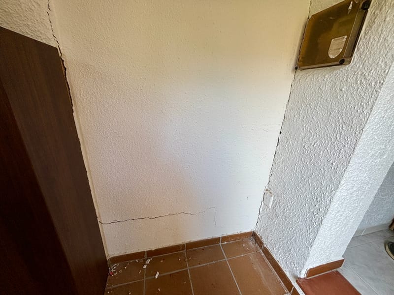 Grietas entrada vivienda Torre Vella