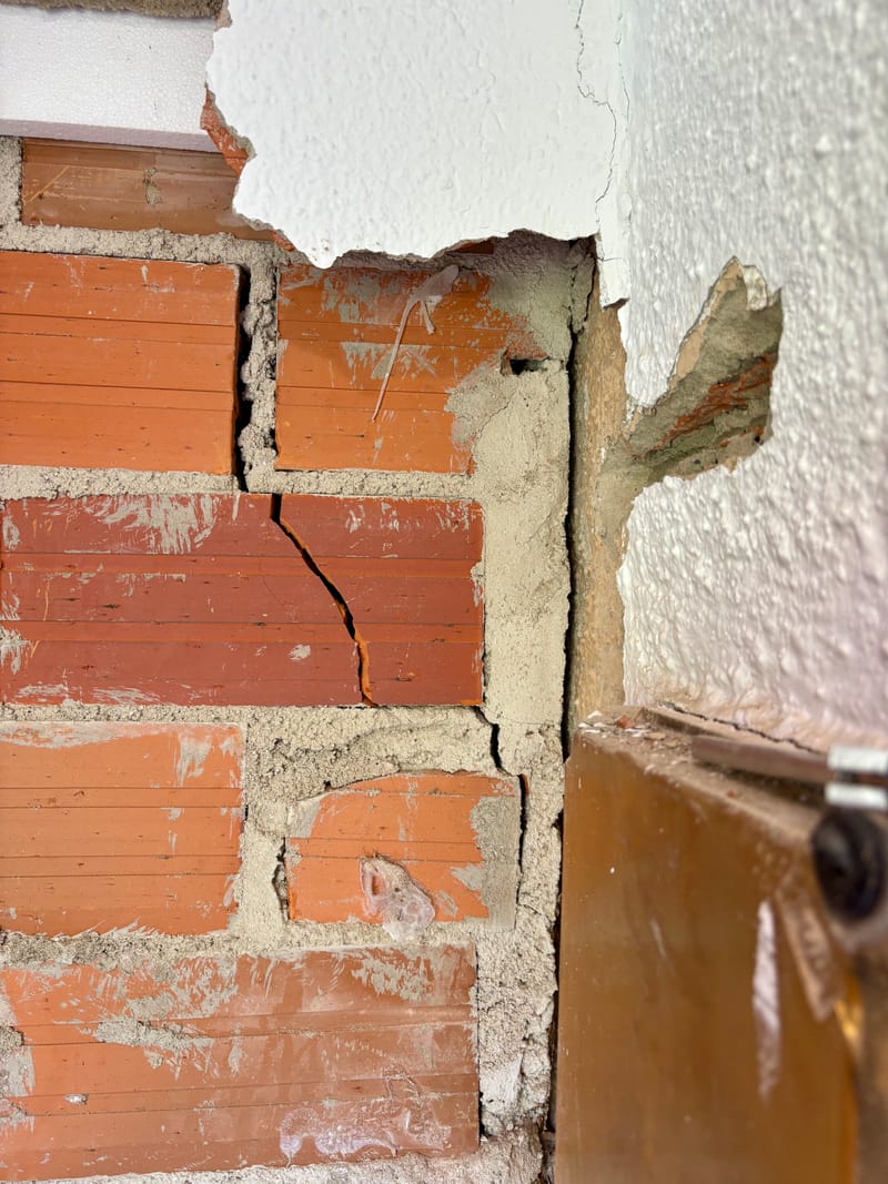 Grietas entrada vivienda Torre Vella