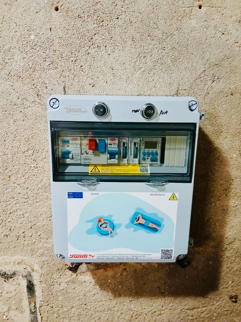Motor piscina y cuadro eléctrico