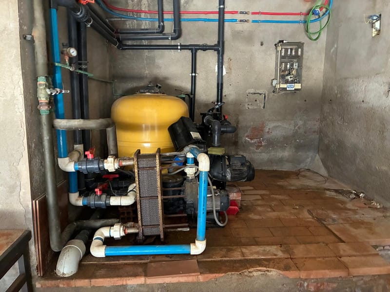 Motor piscina y cuadro eléctrico