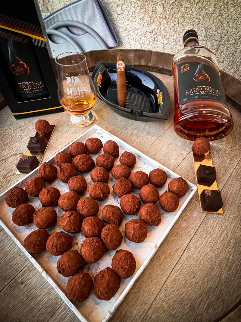 עשן, טעמים וקסם בלב בינימינה – האירוע בניחוח קובני שמחבר בין סיגרים, אוכל וויסקי ואלכוהול יוקרתי