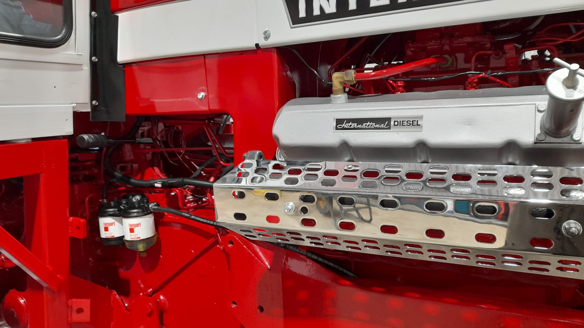 International 1468 V8