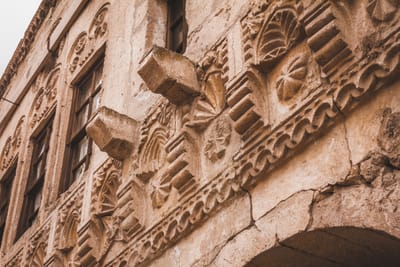 تصنيف الزخارف في قصر دارين بحسب المواد والتقنيات