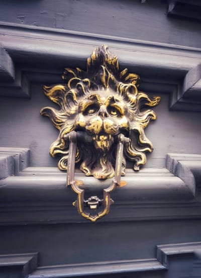 רגע בהתבוננות - חלק א' "דלת"