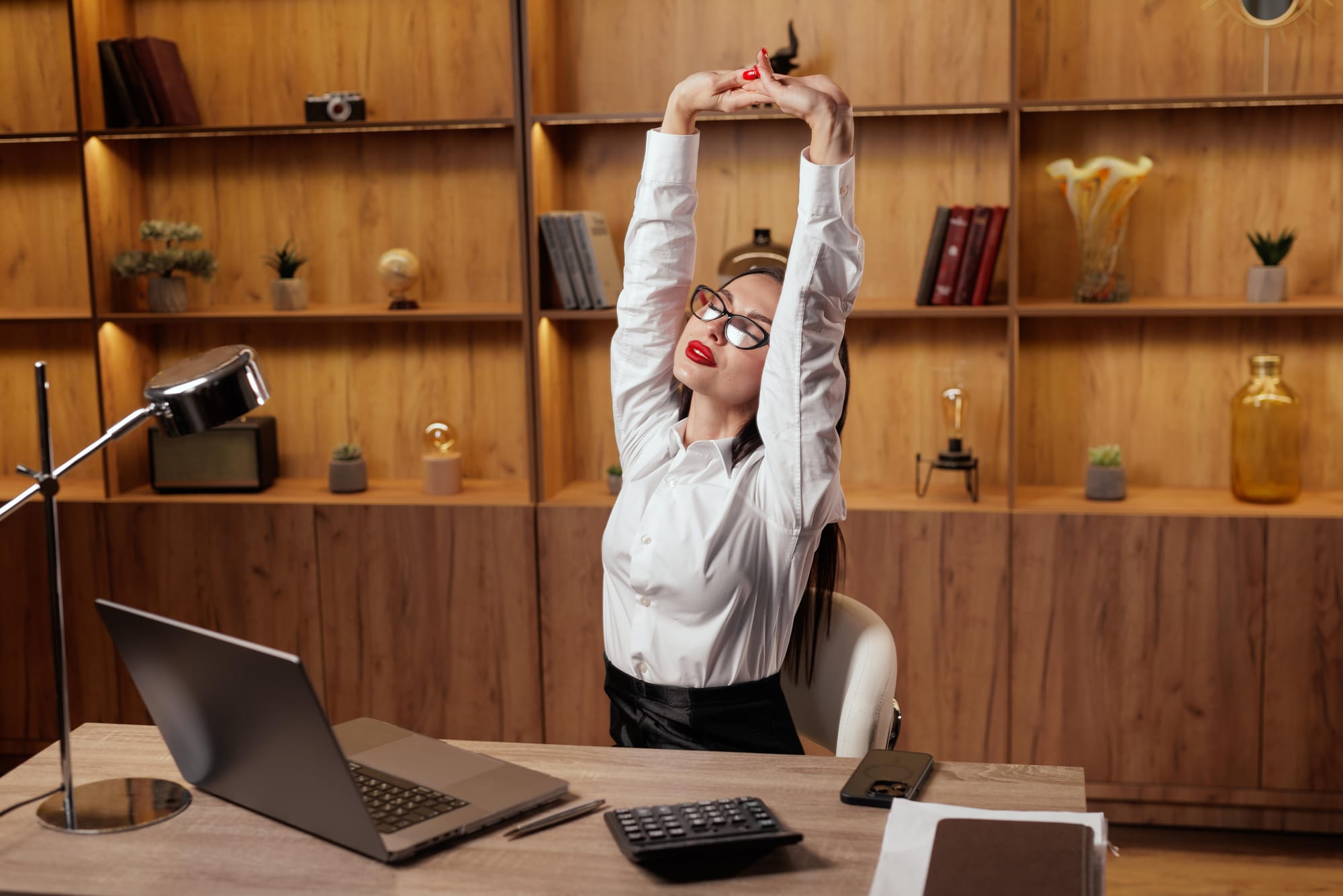 Ülőmunka és derékfájás: Miért nem elég a „húzd ki magad”, és hogyan segíthet a szakértői Pilates?