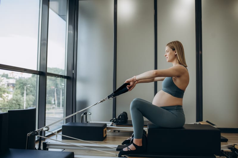 REFORMER PILATES A VÁRANDÓSSÁG ALATT: BIZTONSÁGOS MOZGÁS ÉS FELKÉSZÜLÉS A SZÜLÉSRE GYÓGYTORNÁSZ VEZETÉSÉVEL