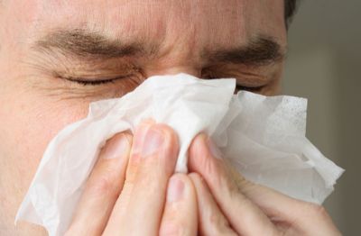 טיפול בסינוסיטיס מתרכז במתן אנטיביוטיקה לצורך דיכוי הזיהום והקלה על תסמיני המחלה. כפי שכבר ציינו, חלק מחולי הסינוסיטיס סובלים אף מנזלת כרונית. זוהי הסיבה לכך שישנם רופאים המשלבים מתן סטרואידים לאף לטיפול מקומי בצורת תרסיס עם הטיפול הניתן לסינוסיטיס כרוני.