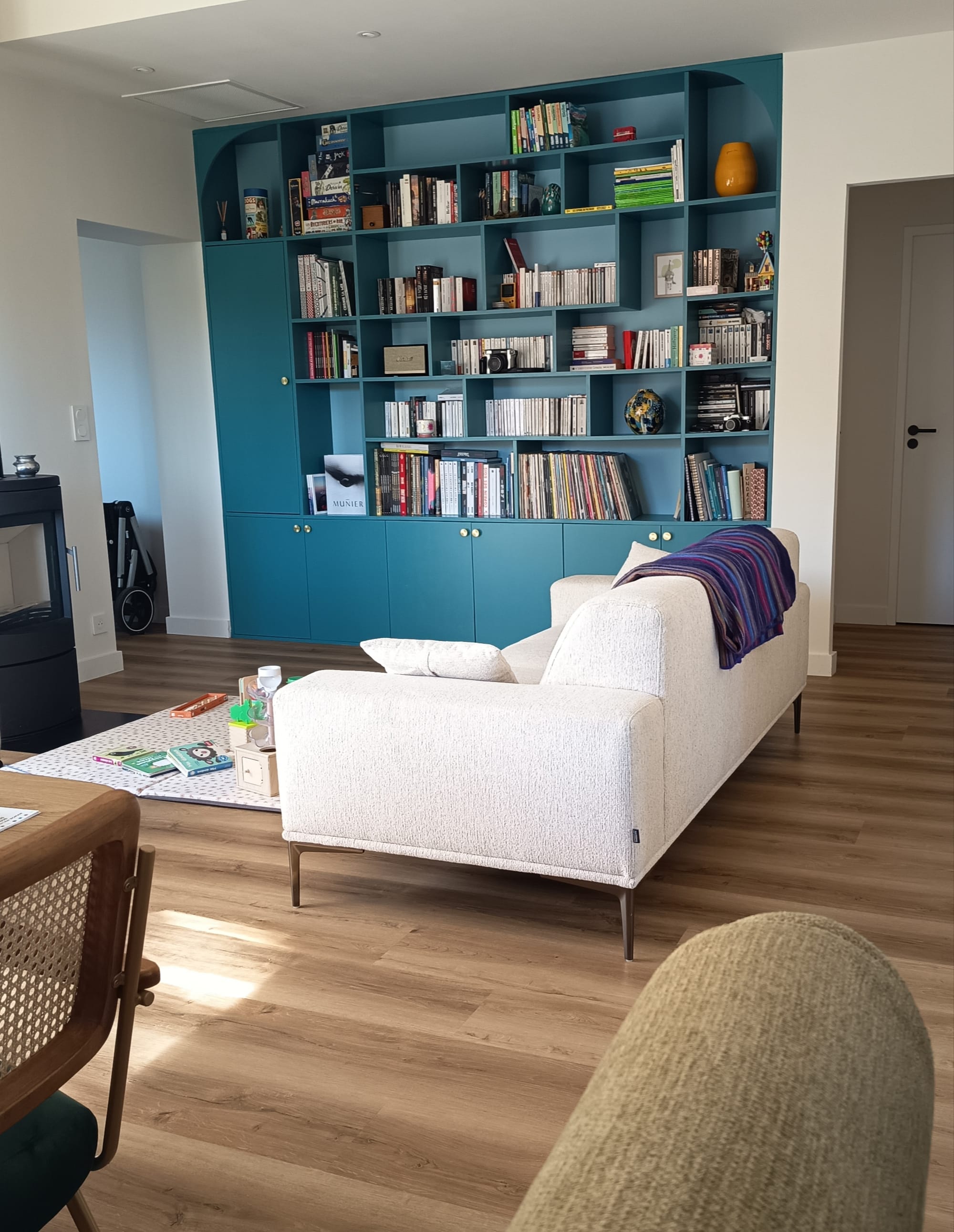 Conception et réalisation d’une bibliothèque sur mesure pour un salon à Ascain.