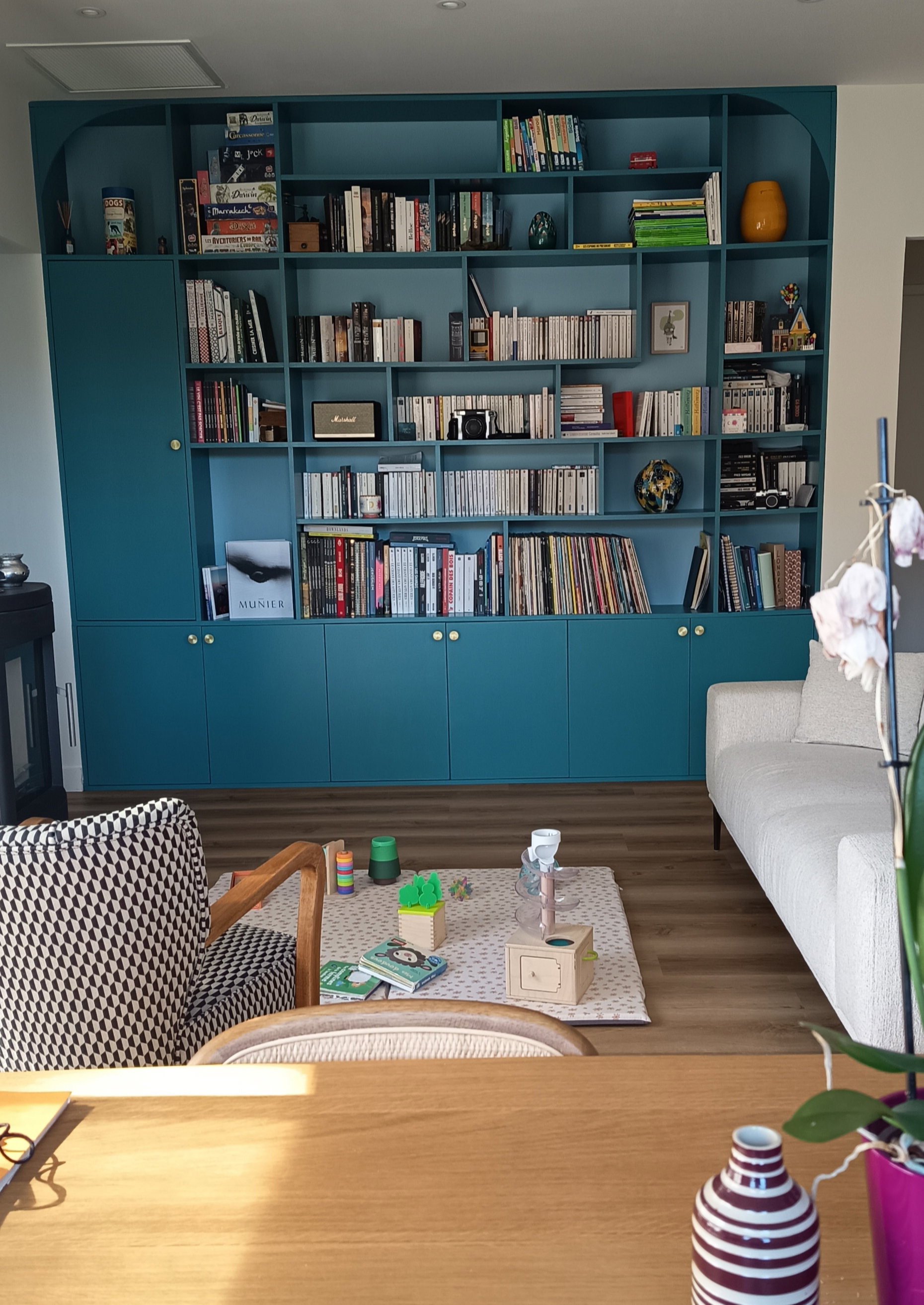 Conception et réalisation d’une bibliothèque sur mesure pour un salon à Ascain.