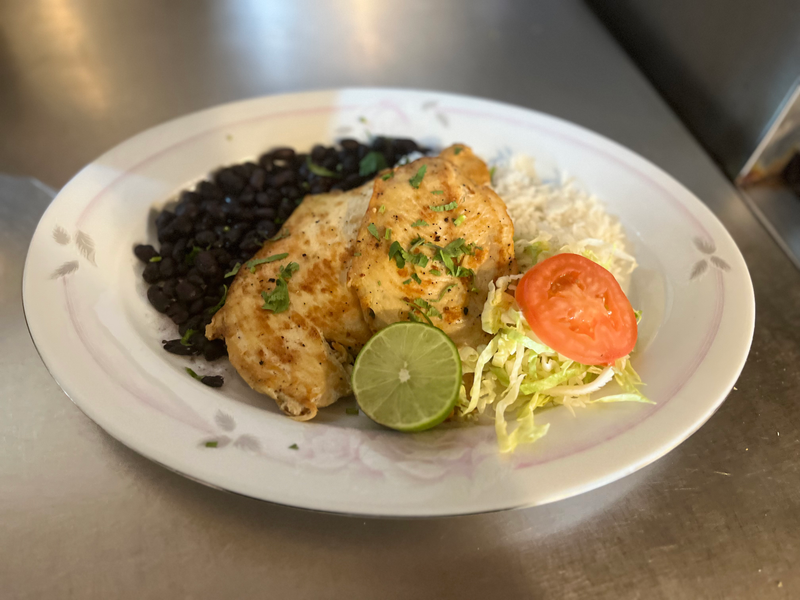 GRILLED CHICKEN PLATTER/PLATO PECHUGA ALA PLANCHA