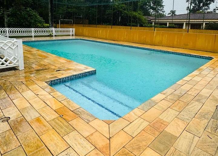 Piscina com água mineral