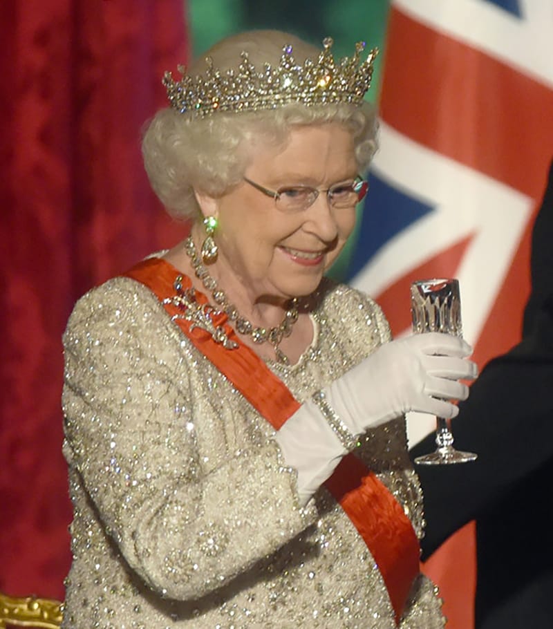 Isten óvja a ... bort!