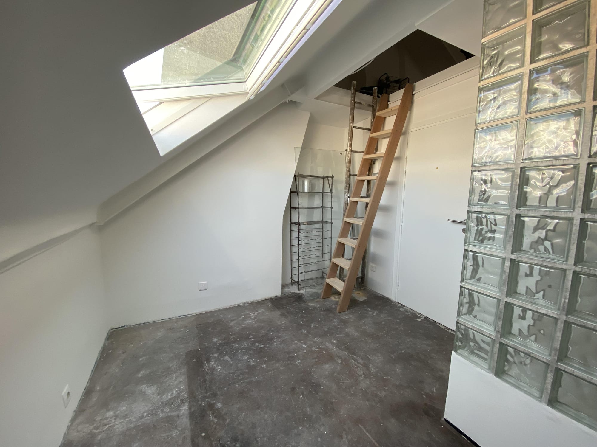 Petit appartement cosy à finir d'aménager au cœur du 9 eme