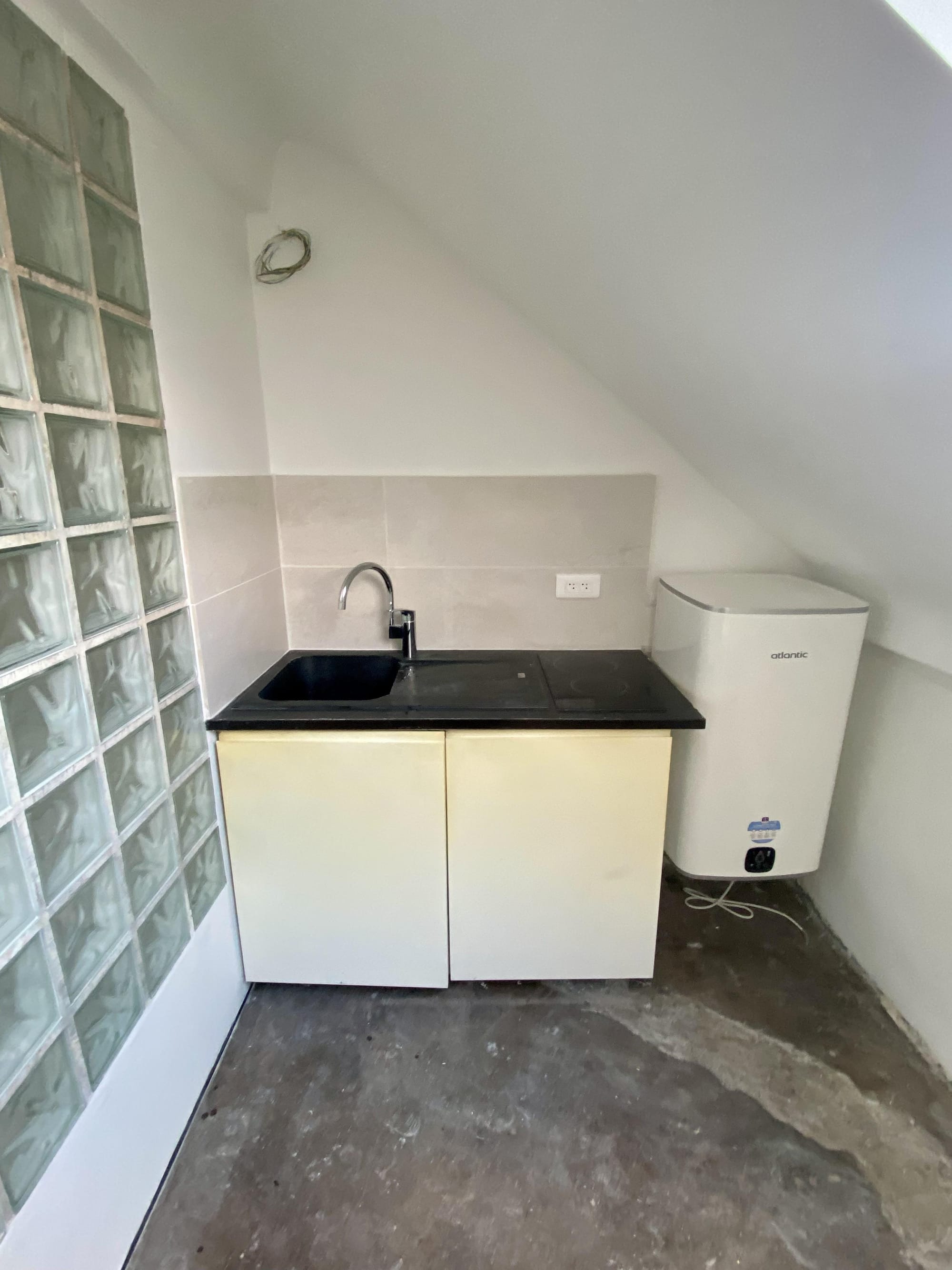 Petit appartement cosy à finir d'aménager au cœur du 9 eme