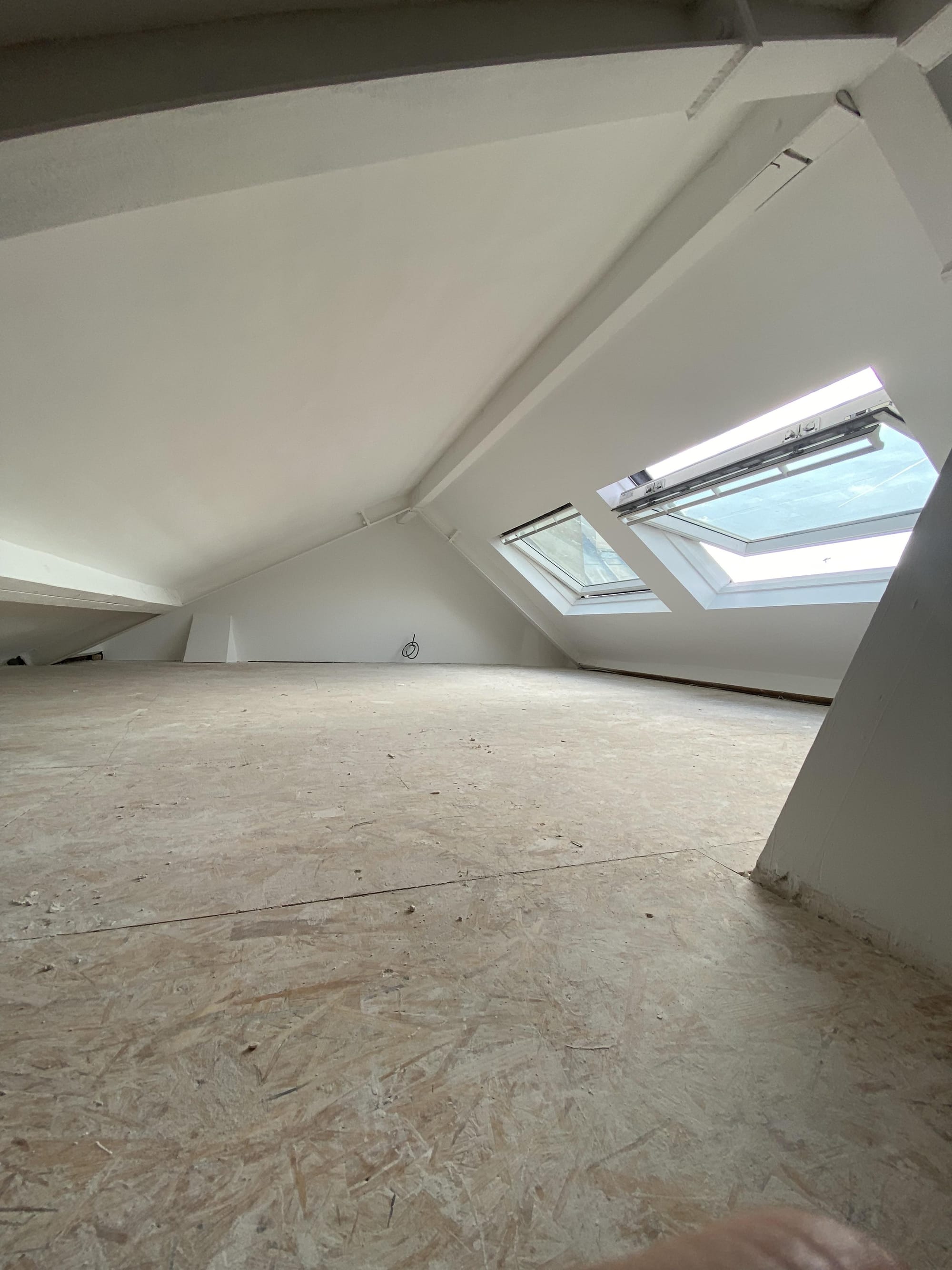 Petit appartement cosy à finir d'aménager au cœur du 9 eme