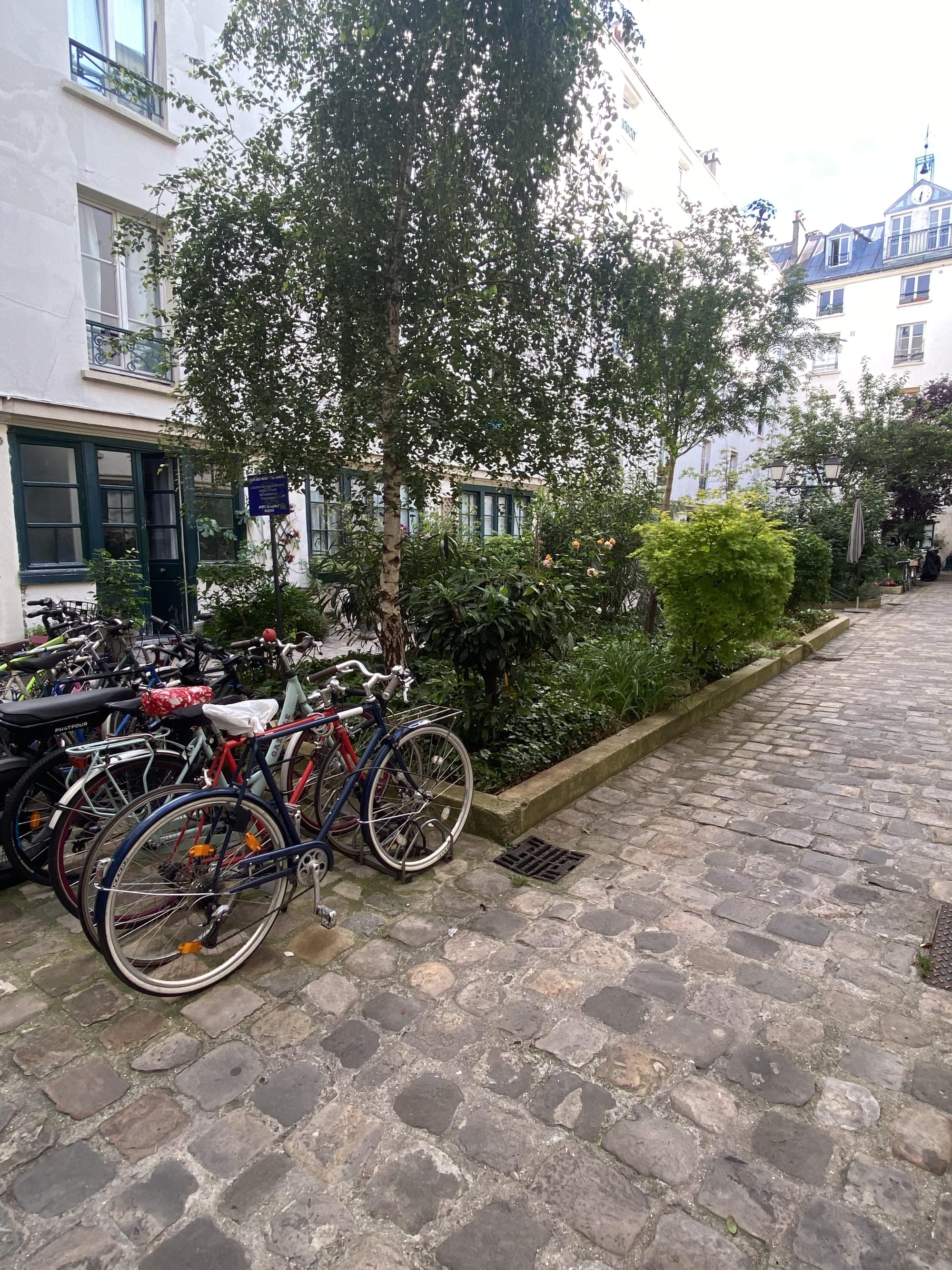 Petit appartement cosy à finir d'aménager au cœur du 9 eme
