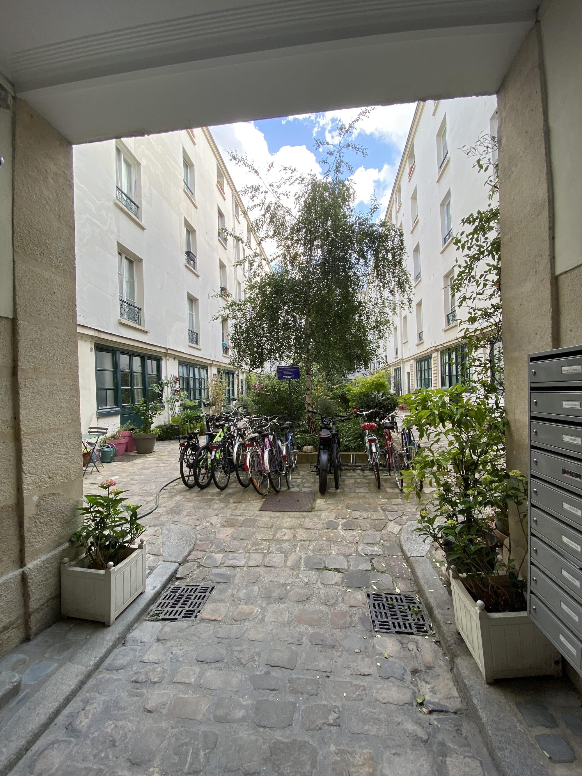 Petit appartement cosy à finir d'aménager au cœur du 9 eme