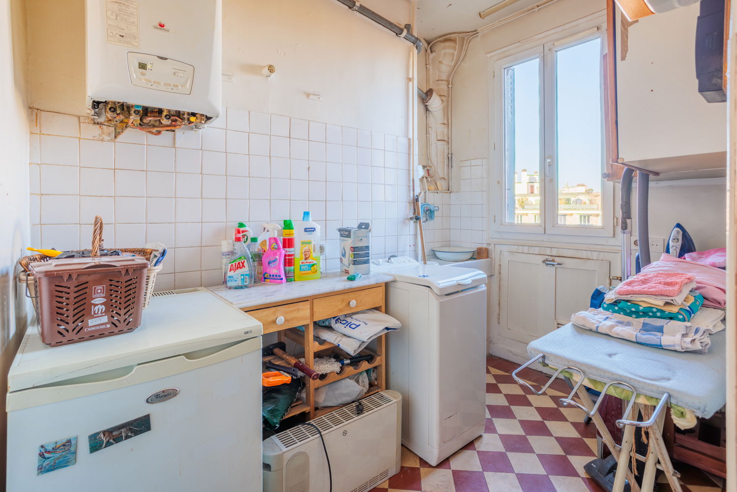 RARE - 3 pièces à rénover totalement avec le charme de l'ancien à 2 pas de Nation