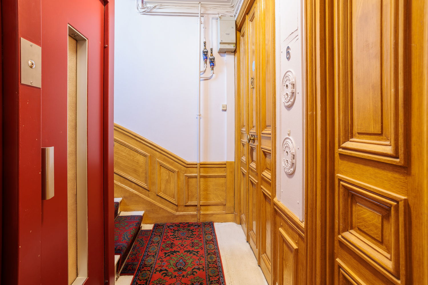 RARE - 3 pièces à rénover totalement avec le charme de l'ancien à 2 pas de Nation