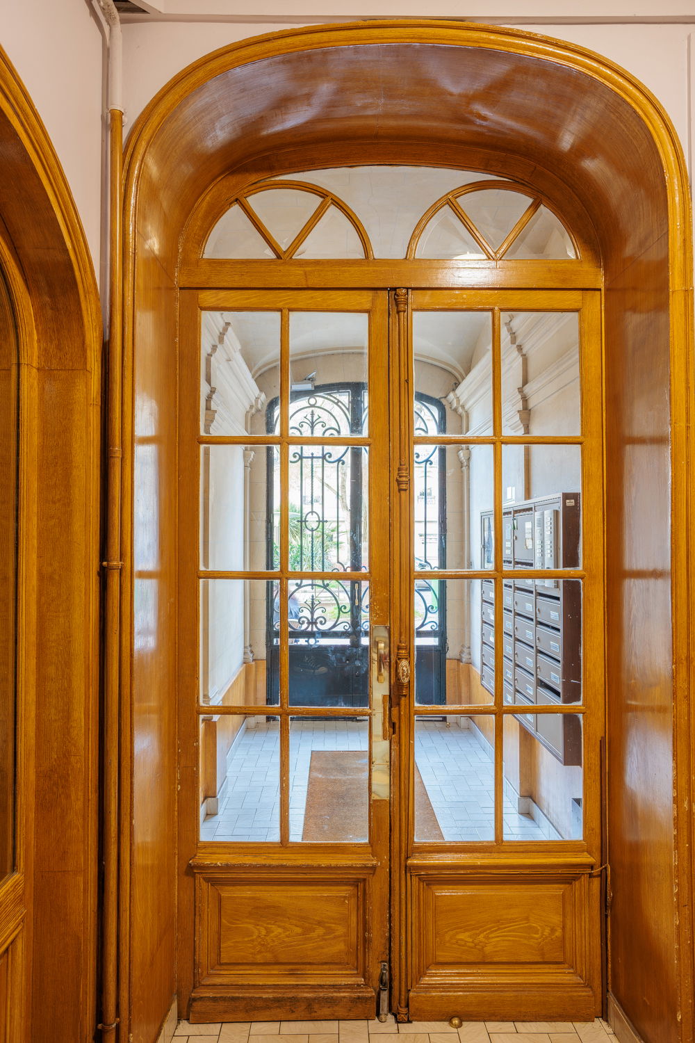 RARE - 3 pièces à rénover totalement avec le charme de l'ancien à 2 pas de Nation