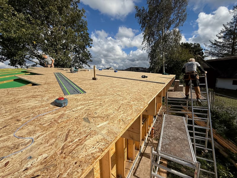 Tagplader skrues fast