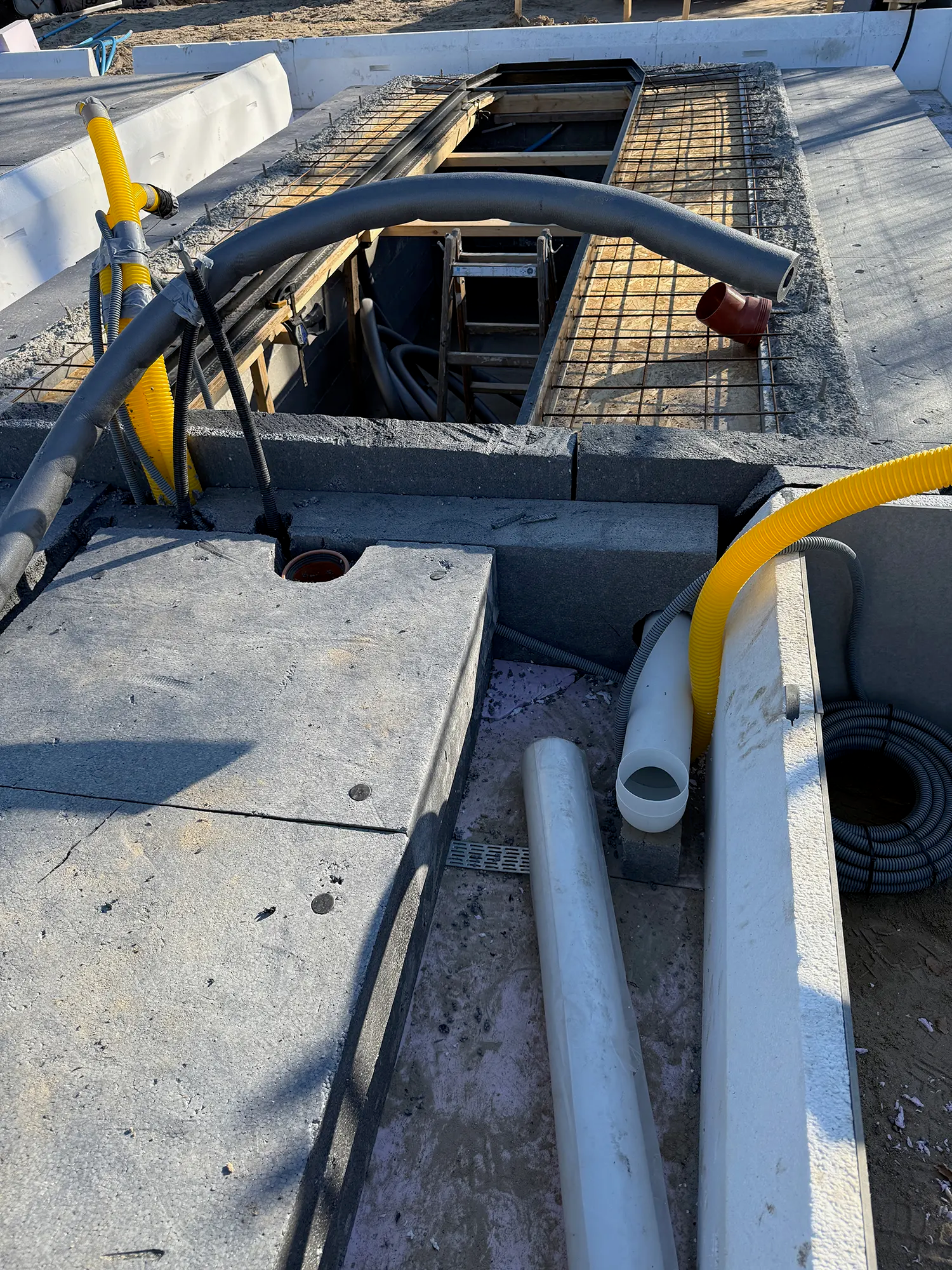 Ventilationsrør og hovedkabel el