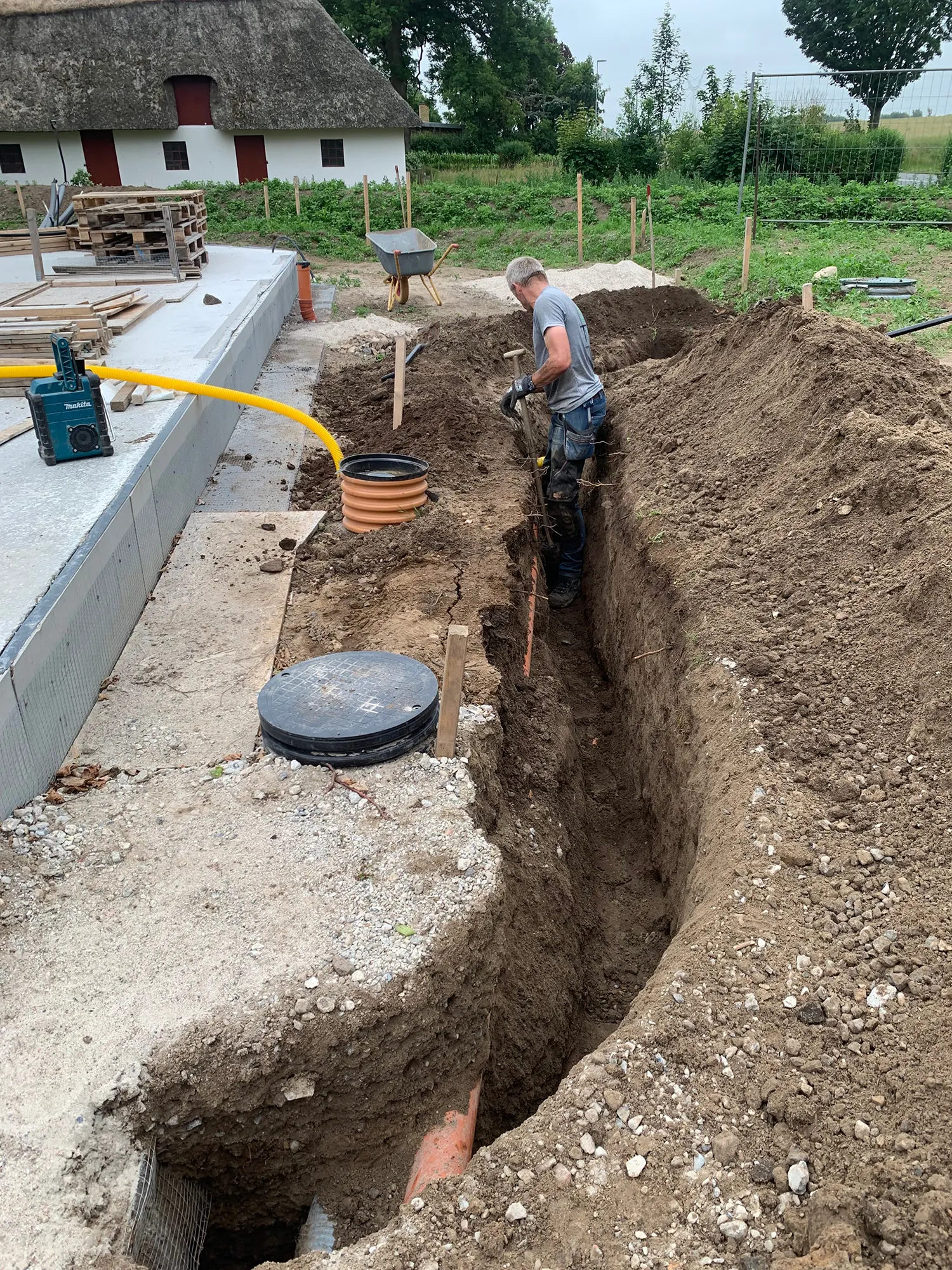 Ny vandtilførsel til tank graves