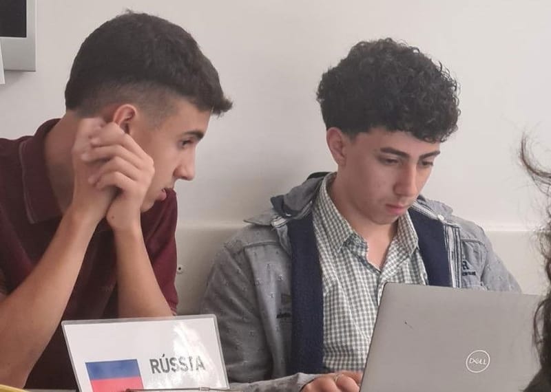 DELEGAÇÃO RUSSA SE PERDE DURANTE DISCURSO!