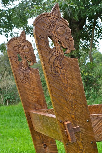 detail,  lit viking « dragon » sculpté