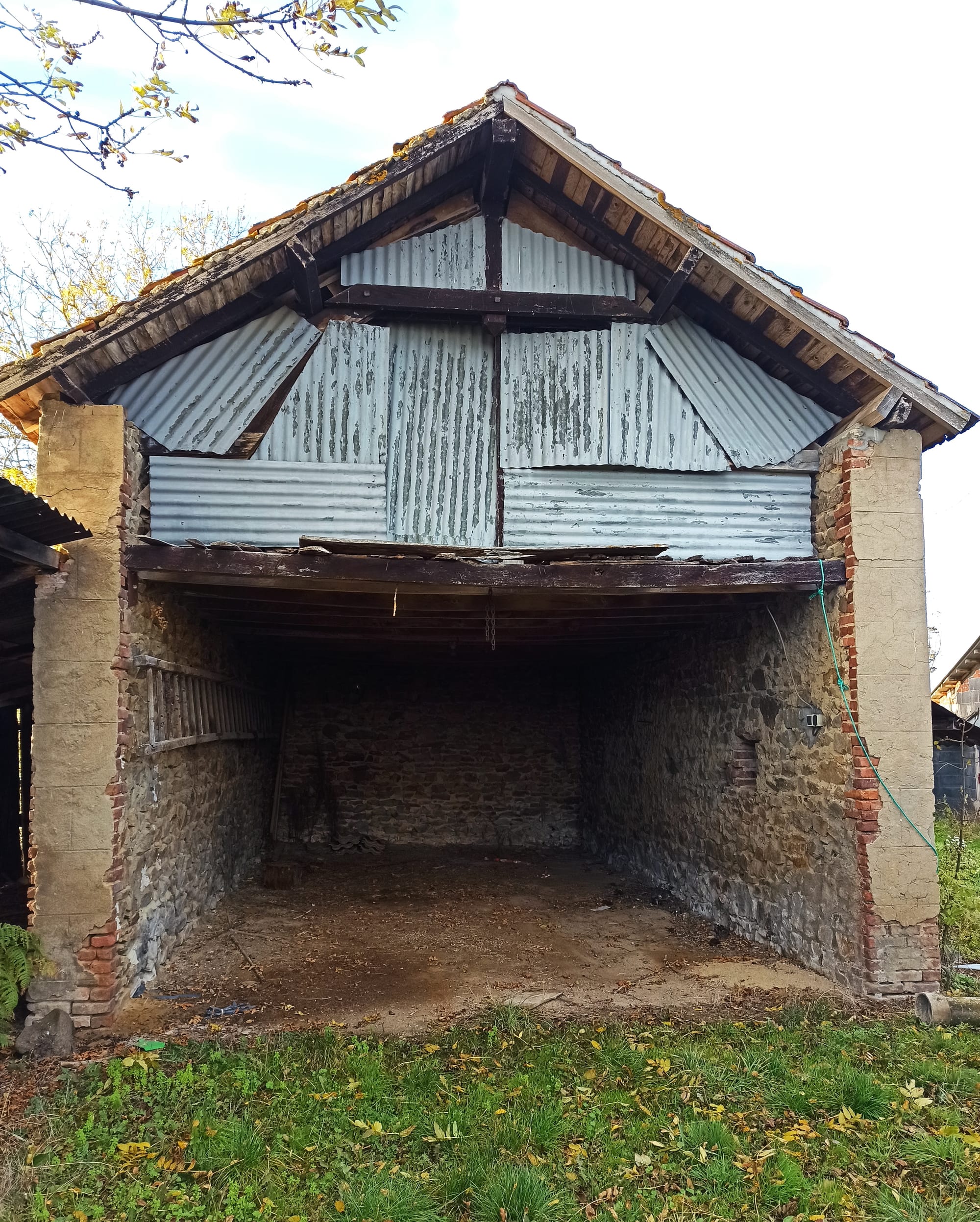 avant.      -installer et faire des murs et des portes en bois-