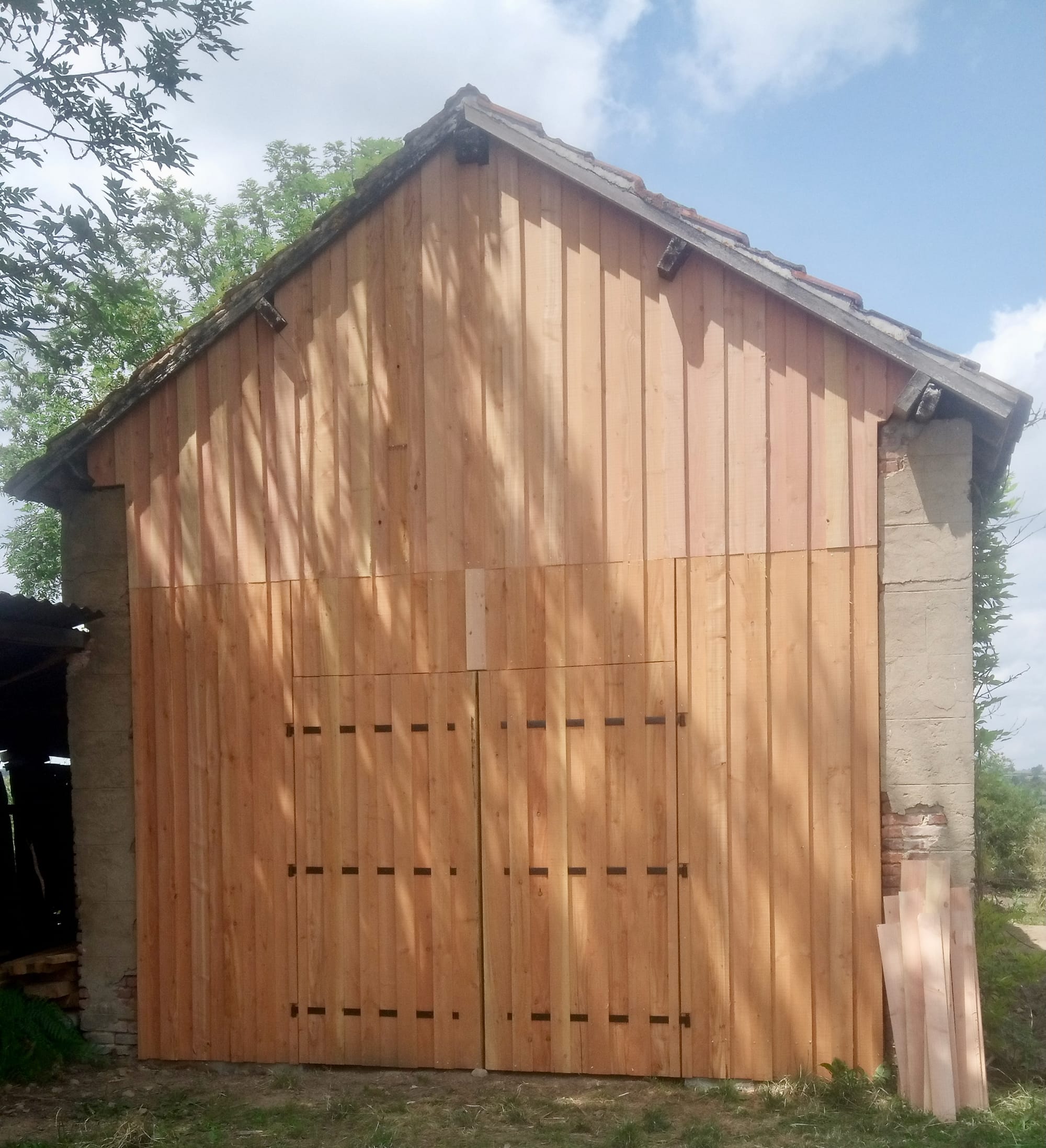 Après       -installer et faire des murs et des portes en bois-