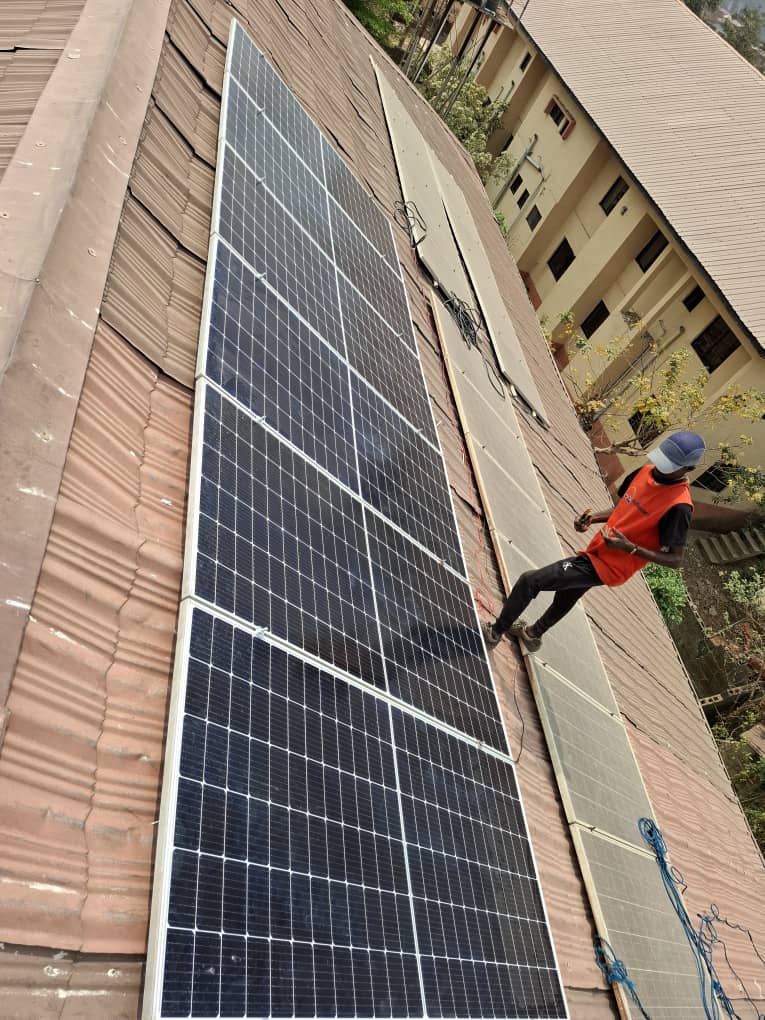 5.5kwh hybrid Inverter 7.5kwh lithium battery with 14unit of 300watt solar panels 