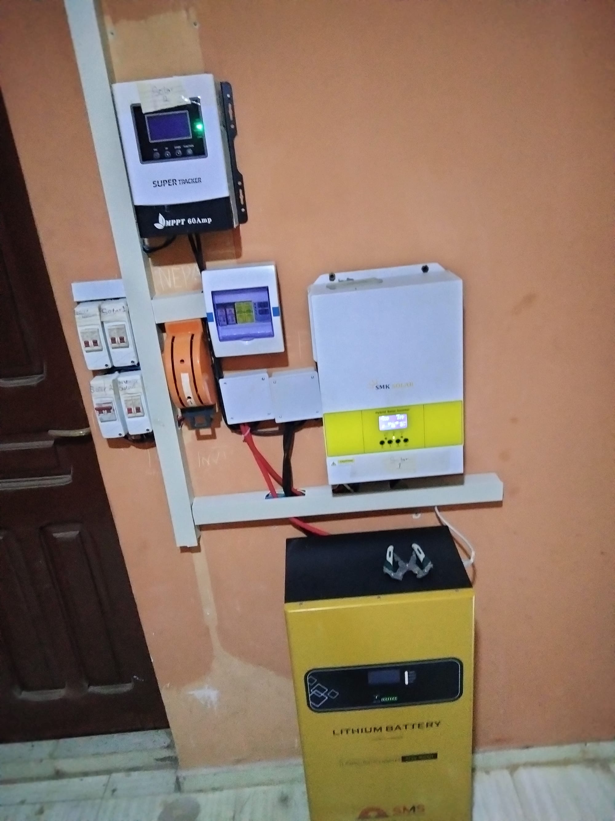 5.5kwh hybrid Inverter 7.5kwh lithium battery with 14unit of 300watt solar panels 