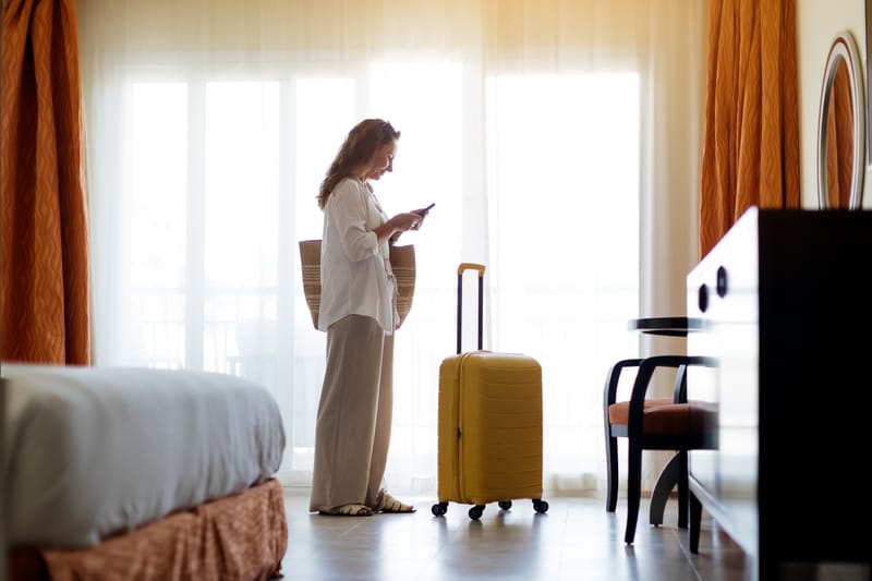 איך לזהות מצלמה נסתרת בחדר מלון או Airbnb?