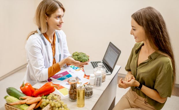 What is the Difference Between a Nutritionist and a Dietitian?