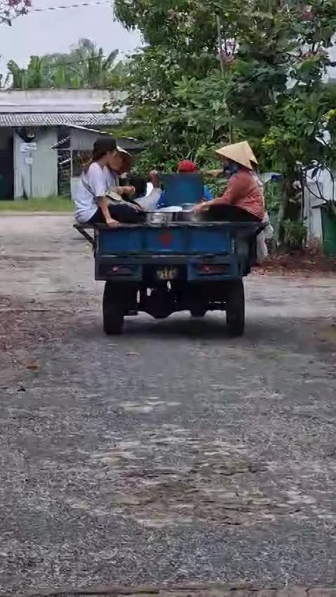 Nous transportons la nourriture avec un triporteur bricolé par les bénévoles (Chúng tôi vận chuyển thực phẩm bằng xe tay ga do các tình nguyện viên chế tạo)