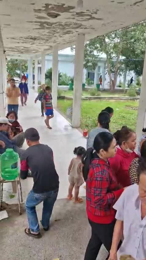 Les pensionnaires de l'hôpital viennent chercher leur repas (Người dân bệnh viện đến nhận suất ăn)