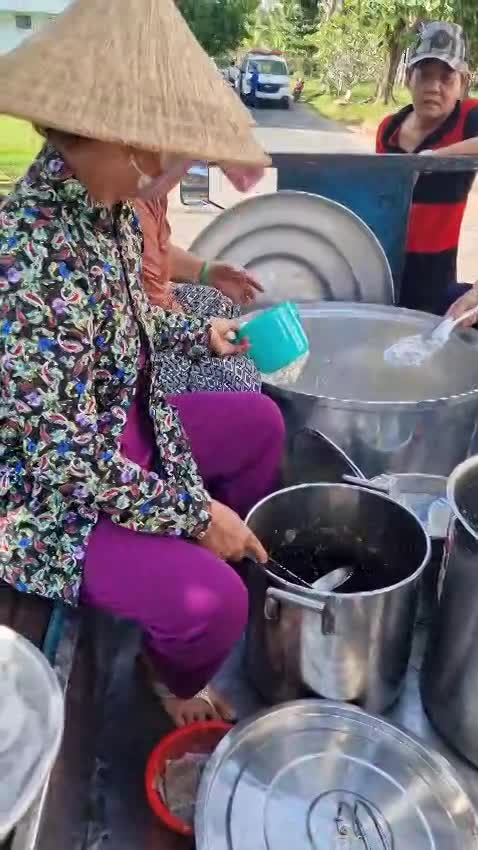 Trois grandes marmites sont distribuées par repas (Ba nồi lớn được phân phát mỗi bữa)