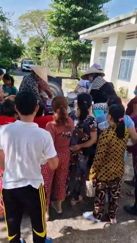 4 bénévoles servent les pensionnaires (4 tình nguyện viên phục vụ người dân)