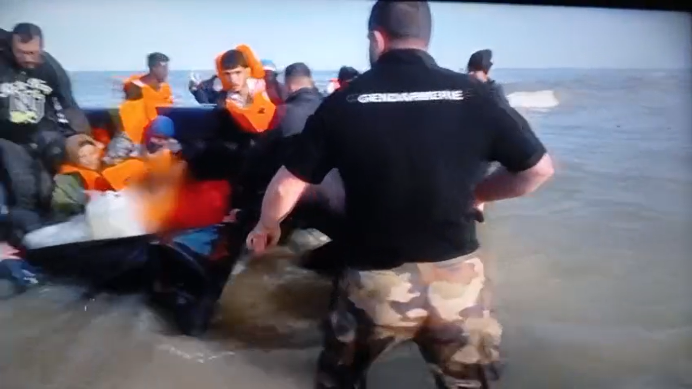 Bajo presión, la Policía Francesa rompe botes con migrantes en el Canal de la Mancha