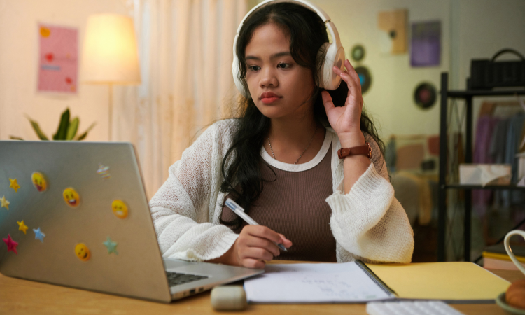 Top 5 Benefits of Joining Online Spoken English Classes in Noida